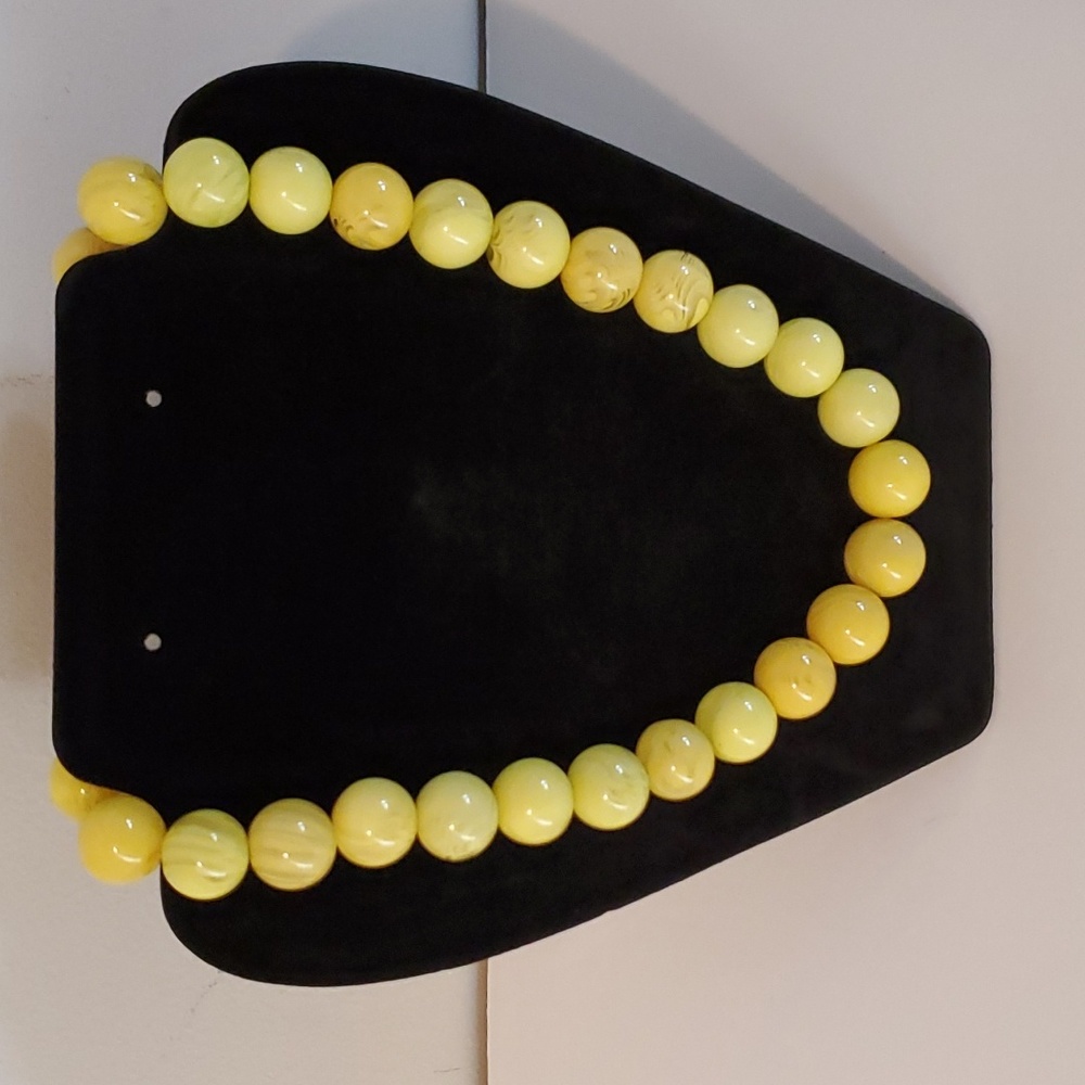 Yellow necklace with round beads